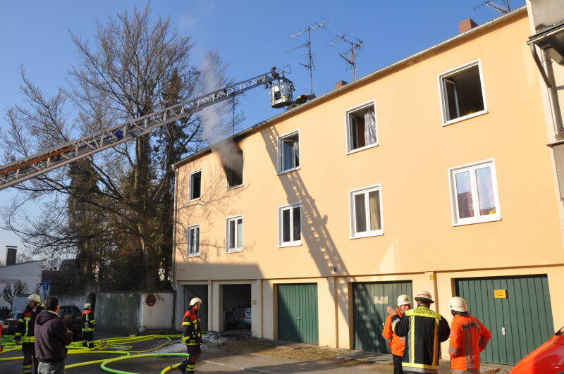 Feuerwehreinsatz in Eggenfelden: Am Sonntagmorgen brach in einer Wohnung plötzlich ein Feuer aus.