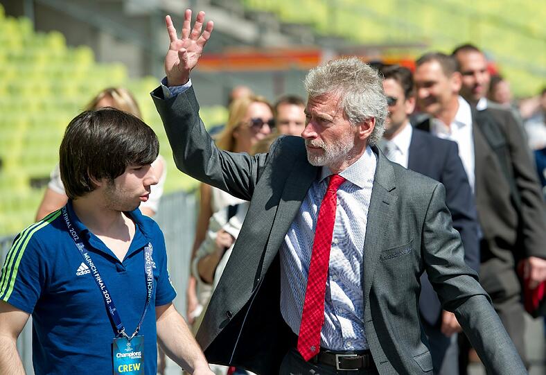 Die Bayern-Legende Paul Breitner verabschiedet sich von den Fans.