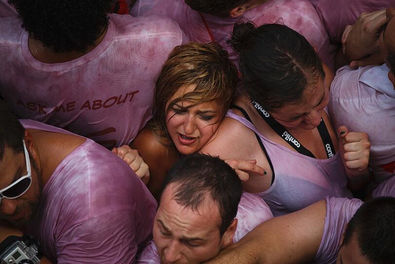 Busen, Bullen und Proteste: Das San Fermines Festival in Pamplona gehört ohne Zweifel zu den wildesten und verrücktesten Volksfesten der Welt - sehen Sie hier die besten Bilder.