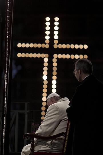 Gläubige beten gemeinsam mit dem Papst den Kreuzweg - die Bilder.