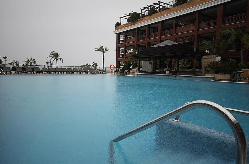 Regen in Marbella: Der Pool im Gran Hotel Guadalpin wird noch ein bisschen nasser.