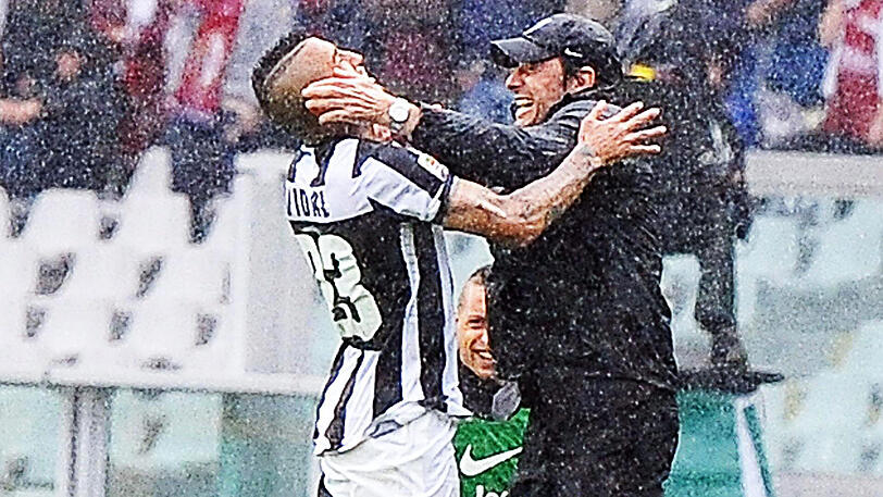 Arturo Vidal (l.) und Antonio Conte gewannen zusammen zwei Meistertitel mit Juventus Turin.
