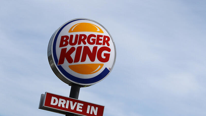 Leuchtreklame eines Fast-Food-Restaurants (Symbolbild).