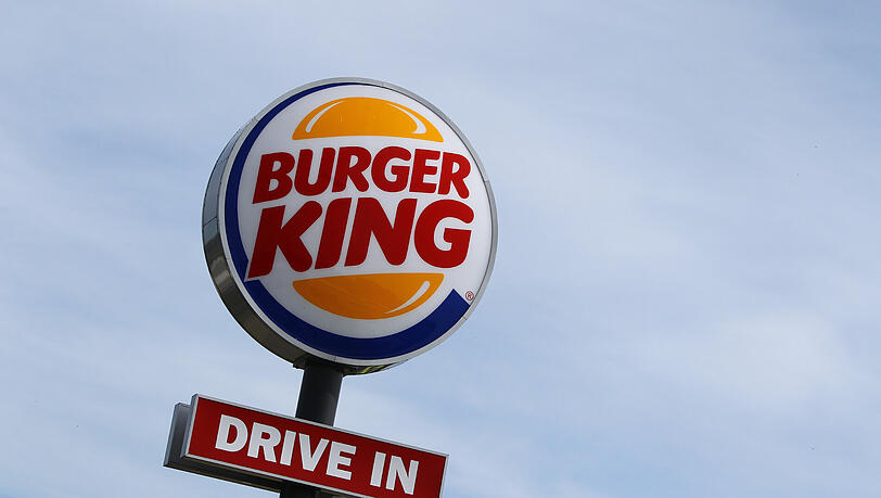 Leuchtreklame eines Fast-Food-Restaurants (Symbolbild). Leuchtreklame eines Fast-Food-Restaurants (Symbolbild).