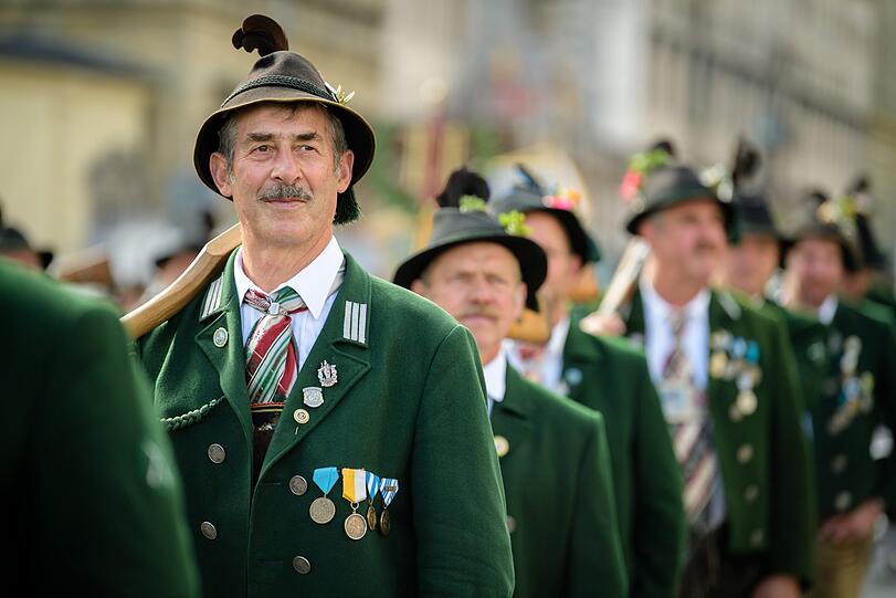 So ein Glück! Rechtzeitig zu Beginn des traditionellen Trachten- und Schützenzuges kam am Sonntag die Sonne raus.