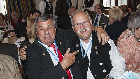 Richtig lieb haben die Kollegen den Wiggerl Hagn (r.) aktuell eher nicht: Nach seinem Abrechnungsfehler sind viele Wirte verärgert &ndash; und manch einer übernähme auch gern dessen Zelt. Hagn ist hier neben Peter Pongratz (Winzerer Fähndl) bei einer Veranstaltung im Hofbräuhaus
