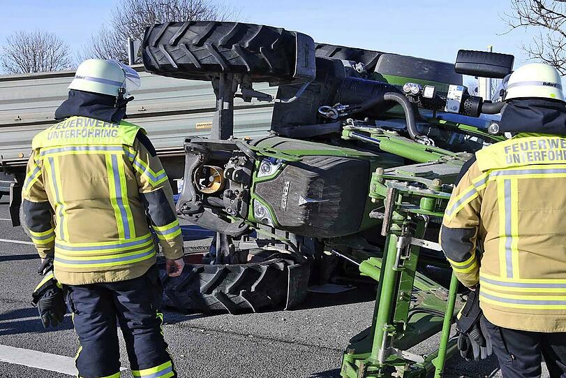 Am Freitagmorgen ist ein Traktor bei Unterföhring umgestürzt und auf der Seite liegen geblieben.