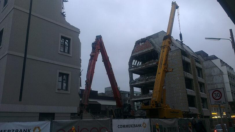 Nur noch die vordere Fassade steht, vergangene Woche wäre der Gebäude-Rest sogar beinahe eingestürzt.