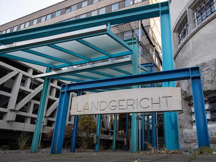 Im Prozess um vergiftete Pausenbrote muss sich ein 57-jähriger Deutscher vor dem Landgericht Bielefeld wegen versuchten Mordes verantworten.