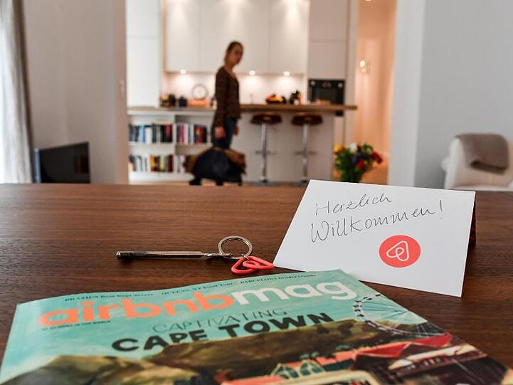 Begrüßung mit Schlüssel, Magazin und Willkommen-Karte in einer Airbnb-Wohnung in Berlin.