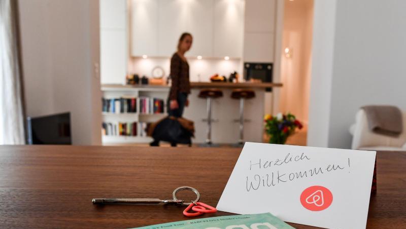 Begrüßung mit Schlüssel, Magazin und Willkommen-Karte in einer Airbnb-Wohnung in Berlin. Begrüßung mit Schlüssel, Magazin und Willkommen-Karte in einer Airbnb-Wohnung in Berlin.