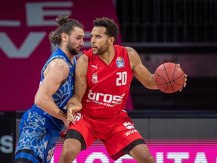 Elias Harris (r) setzte sich mit Brose Bamberg gegen die Frankfurt Skyliners mit Marco Völler durch.