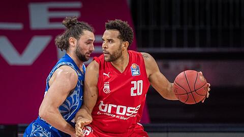 Elias Harris (r) setzte sich mit Brose Bamberg gegen die Frankfurt Skyliners mit Marco Völler durch.