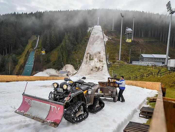 Die Weltcupveranstaltung im Skispringen musste in Titisee-Neustadt aufgrund des Wetters abgesagt worden.