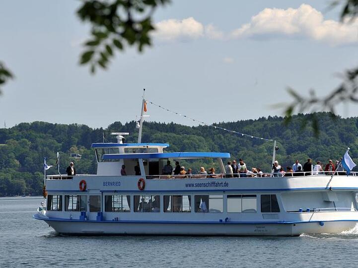 Das Fahrgastschiff "Bernried" fährt bei Bernried auf dem Starnberger See. Foto: Frank Leonhardt/Archiv