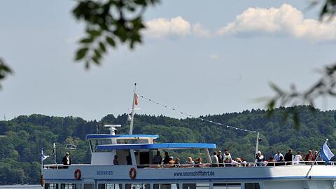 Das Fahrgastschiff "Bernried" fährt bei Bernried auf dem Starnberger See. Foto: Frank Leonhardt/Archiv