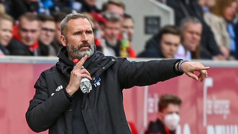 Trainer Tim Walter von Hamburg steht am Spielfeldrand.