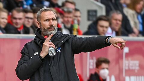 Trainer Tim Walter von Hamburg steht am Spielfeldrand.
