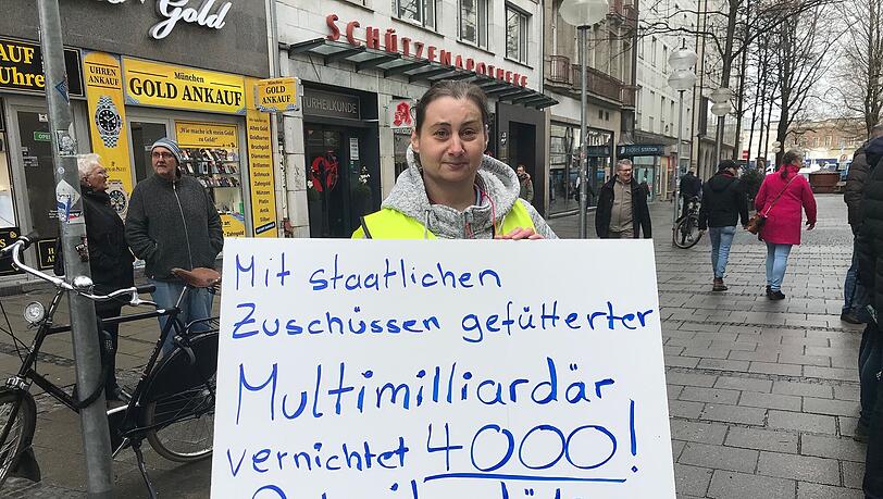 Seit 25 Jahren ist Kassiererin Angelika Wagner (44) bei Karstadt. Mein Herz hängt an diesem Haus", sagt sie.