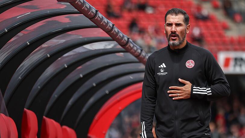 Der Nürnberger Trainer Cristian Fiel steht vor Spielbeginn auf dem Platz.