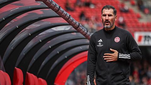 Der Nürnberger Trainer Cristian Fiel steht vor Spielbeginn auf dem Platz.