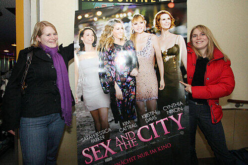 Der Nürnberg-Besuch hat sich gelohnt: Sabine (li.) und Karin aus dem Allgäu erstanden das &bdquo;Sex in the City&ldquo;-Plakat.