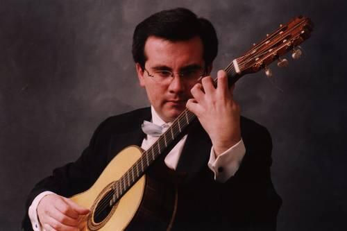 Meister der sechs Saiten: Carlos Pérez lässt sein Instrument singen.