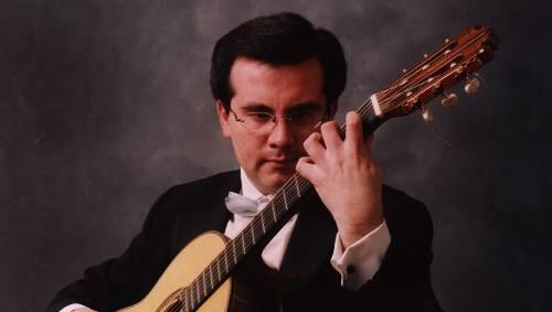 Meister der sechs Saiten: Carlos Pérez lässt sein Instrument singen. Meister der sechs Saiten: Carlos Pérez lässt sein Instrument singen.