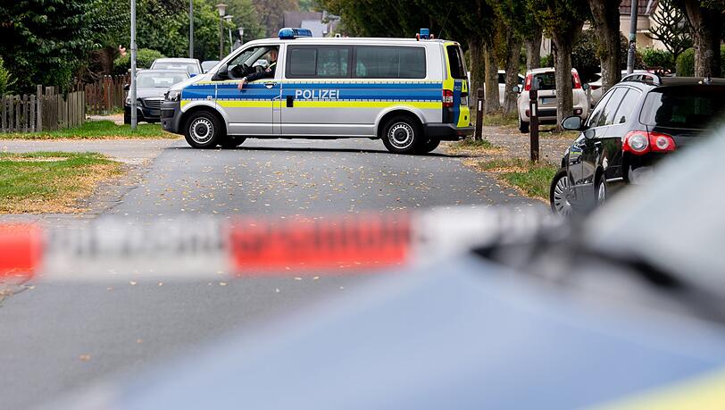 Die Polizei sicherte nach der Tat in dem Wohnhaus Spuren.