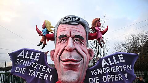 Der tote Sexualstraftäter Jeffrey Epstein feierte in Düsseldorf eine unrühmliche Auferstehung. Der tote Sexualstraftäter Jeffrey Epstein feierte in Düsseldorf eine unrühmliche Auferstehung.