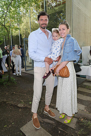 Tennisspieler Daniel Brands mit Tochter Cleo und Frau Dr. Julia Jakobus. Tennisspieler Daniel Brands mit Tochter Cleo und Frau Dr. Julia Jakobus.