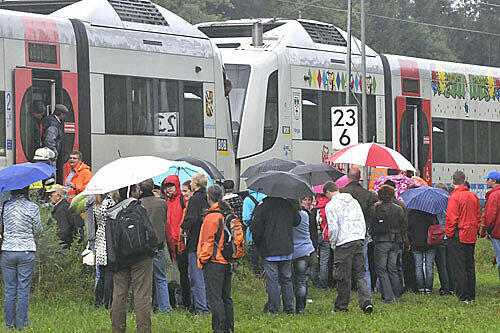 Raus in den Regen: Die Fahrgäste verlassen den Zug