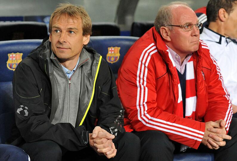 Dass Trainer und Manager nie richtig warm wurden, zeigt nicht zuletzt dieses Bild. Gut ein Jahr später war der
Visionär Klinsmann schon wieder weg - Eine Fehlverpflichtung, ein Irrtum. Hoeneß
sagte später: &bdquo;Er war ein hervorragender Fußballspieler &ndash; der es dann nicht
geschafft hat.&ldquo;