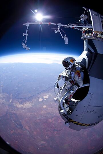 Ein Mann, die Kapsel, die Erde und das All! Felix Baumgartner kurz vor seinem Sprung.