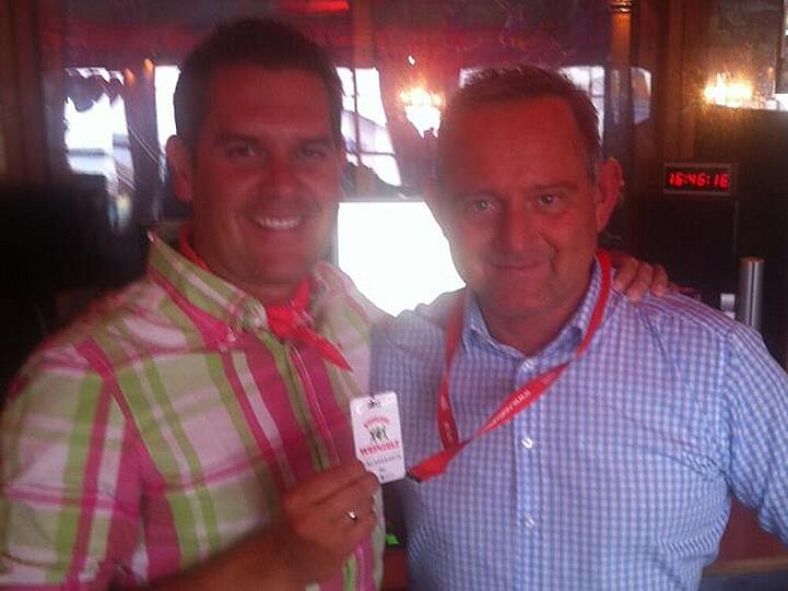 Peter Wackel (l.) in pinker Lederhose auf der Wiesn