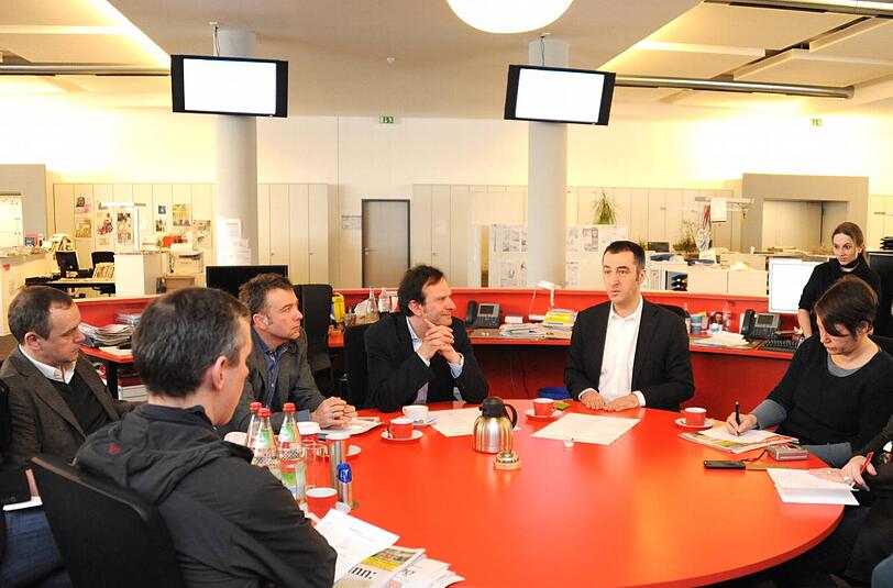 Grünen-Chef Cem Özdemir (zweiter von rechts) zu Gast in der AZ-Redaktion.