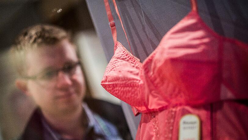 Ob Minimizer oder Wonderbra, aufreizend knapp oder sportlich bequem - die Kleidungsstücke in der Nürnberger Ausstellung erzählen alle ihre eigene Geschichte. Ob Minimizer oder Wonderbra, aufreizend knapp oder sportlich bequem - die Kleidungsstücke in der Nürnberger Ausstellung erzählen alle ihre eigene Geschichte.