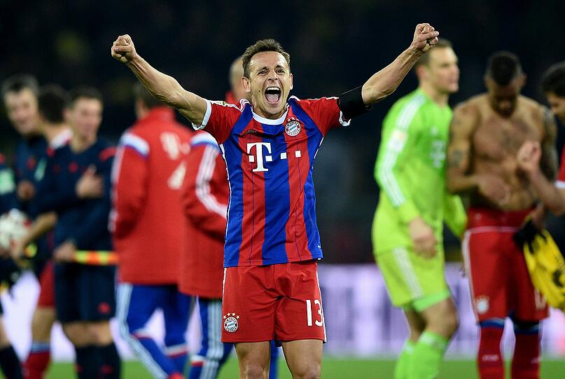 RAFINHA NOTE 3
Situationsbedingt rechter Verteidiger oder rechtes Mittelfeld. Zuverlässig, sachdienlich. Hart angegangen von Schmelzer (28.), musste behandelt werden. Kämpfte sich in das Spiel, war selbst bei Kopfbällen auf der Höhe.