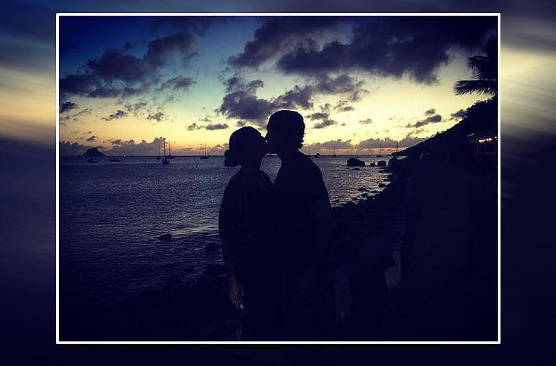 Romantik pur: Heidi und ihr Vito küssen sich während eines Sonnenuntergangs.
