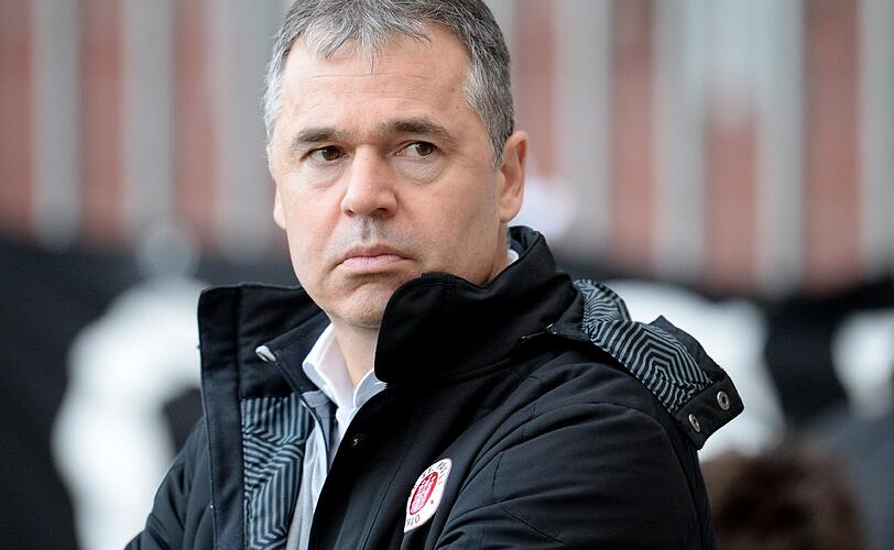 "Ich sitze bei den Spielen neben meiner Frau, um dort meinen ehelichen Pflichten nachzukommen." (Andres Rettig auf die Frage, ob er in neuer Doppelfunktion als Geschäftsführer und Sportchef des FC St. Pauli die Spiele auf der Bank verfolgen wird)