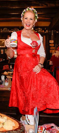 Die VIP-Ladies in Rot auf der Red Damen Wiesn: Claudia Effenberg.