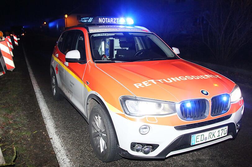 Am Donnerstagabend ist ein Mann auf glatter Straße in den Gegenverkehr geraten und frontal mit dem Auto eines 23-Jährigen zusammengestoßen.