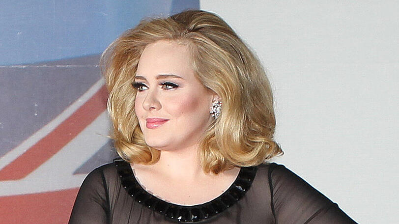 Sängerin Adele begeistert mit ihrer Gewichtsabnahme, muss sich aber auch Vorwürfe anhören.