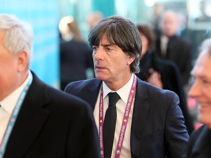 Joachim Löw (M.) kurz vor der Auslosung der Qualifikationsgruppen für die EM 2020.