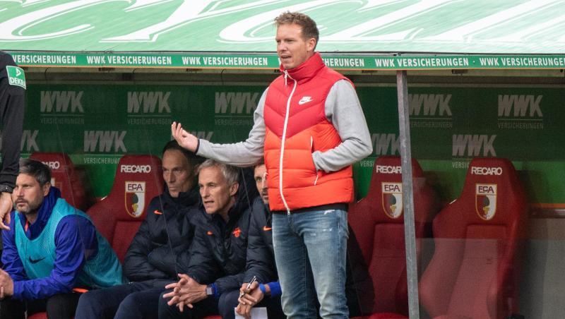 Trainer Julian Nagelsmann von Leipzig beobachtet das Spiel gegen Augsburg.