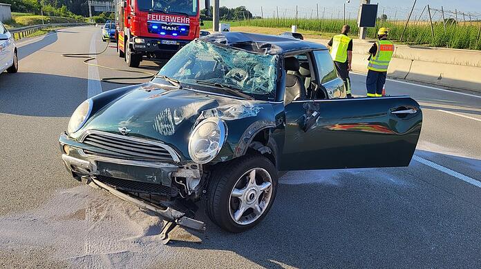 Die Rettungskräfte befreiten die 29-jährige Münchnerin und ihre 31-jährige Beifahrerin aus dem zerstörten Mini.