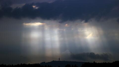 Sonnenstrahlen dringen durch Wolkenlücken.