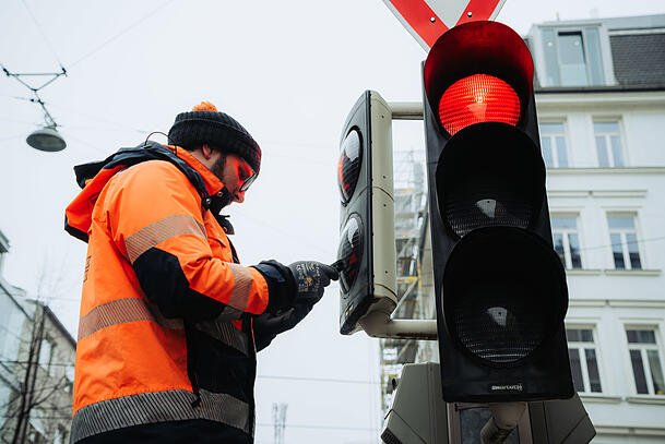 Der Umbau der Ampeln zum Pumuckl-Motiv gestaltete sich leicht: Dafür wurde eine neue Maske in Koboldform eingelegt. Der Umbau der Ampeln zum Pumuckl-Motiv gestaltete sich leicht: Dafür wurde eine neue Maske in Koboldform eingelegt.