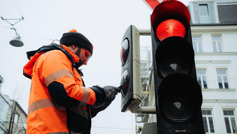 Der Umbau der Ampeln zum Pumuckl-Motiv gestaltete sich leicht: Dafür wurde eine neue Maske in Koboldform eingelegt.