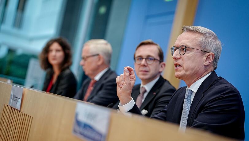 Der NKR stellt seinen Jahresbericht zusammen mit Digitalisierungsminister Karsten Wildberger (CDU) und dem Parlamentarischen Staatssekretär seines Ministeriums, Philipp Amthor (CDU), vor.